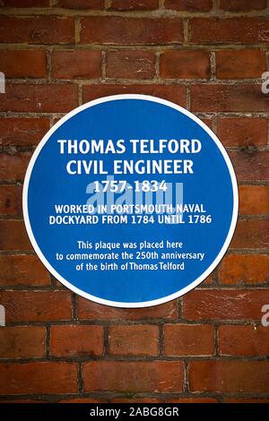 Targa blu a Thomas Telford famoso ingegnere civile, che ha lavorato a Portsmouth Historic Naval Dockyard. Regno Unito. (105) Foto Stock