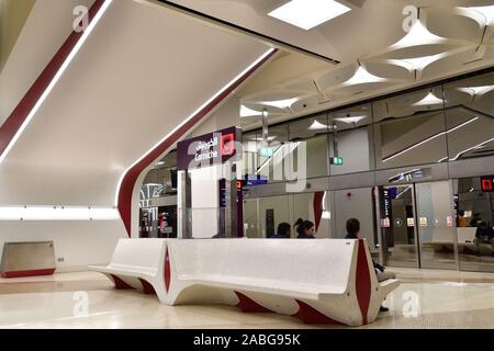 Doha, Qatar - Nov 20. 2019. L'interno della stazione della metropolitana Corniche Foto Stock