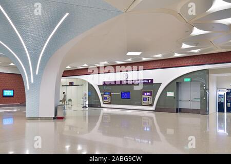 Doha, Qatar - Nov 20. 2019. L'interno della stazione della metropolitana Corniche Foto Stock