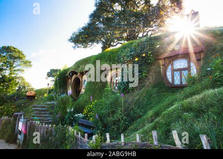 Hobbit casa in Shire, Hobbiton set cinematografico, Nuova Zelanda Foto Stock