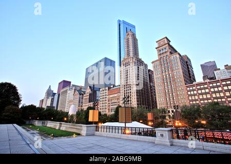 Grattacieli Steet al tramonto, Chicago Downtown Foto Stock