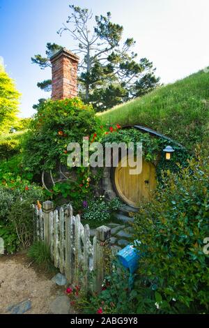 Hobbit casa in Shire, Hobbiton set cinematografico, Nuova Zelanda Foto Stock