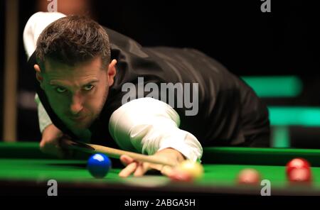 Mark Selby in azione contro Andy Hicks durante il giorno due di Betway campionato britannico al York Barbican. Foto Stock