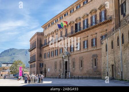 Palazzo dei Normanni facciata visto dalla Piazza del Parlamento Square nella città di Palermo del sud dell'Italia, la capitale della regione autonoma della Sicilia Foto Stock