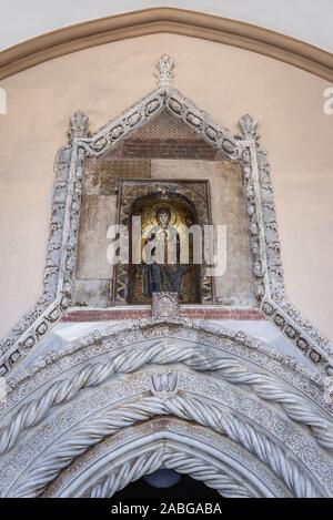 Dettagli del portico della Cattedrale metropolitana dell Assunzione della Vergine Maria nella città di Palermo, la capitale della regione autonoma della Sicilia, Italia Foto Stock