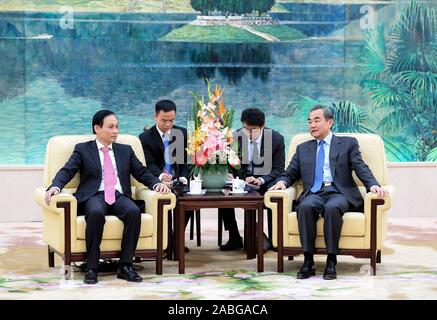 Pechino, Cina. 27 Nov, 2019. Cinese il consigliere di Stato e Ministro degli Esteri Wang Yi incontra vietnamita con il Vice Ministro degli Affari Esteri Le Hoai Trung a Pechino Capitale della Cina, nov. 27, 2019. Credito: Zhang Ling/Xinhua/Alamy Live News Foto Stock