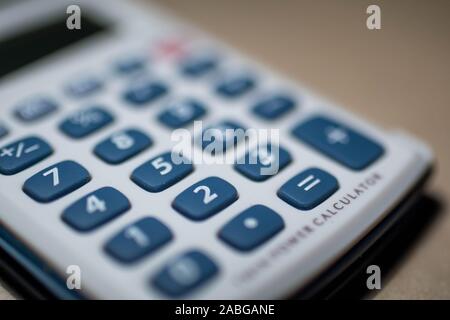 Tastiera della calcolatrice su sfondo blu. Vista dall'alto. Spazio di copia  Foto stock - Alamy