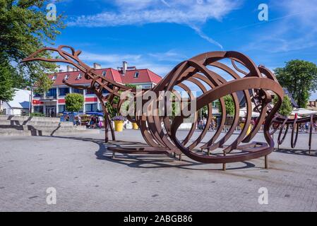 Sculture di balena in Rewal villaggio nella contea di Gryfice, West Pomerania voivodato di Polonia Foto Stock