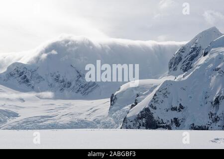 Sturm über einem verschneiten Berggrat, Danco Island, Antarktische Halbinsel, Antartide. Montagne presso la costa di Isola Danco. Foto Stock