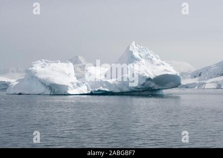 Bella Iceberg Galleggiante, Paradise Harbor, Danco Island, Antartide Foto Stock