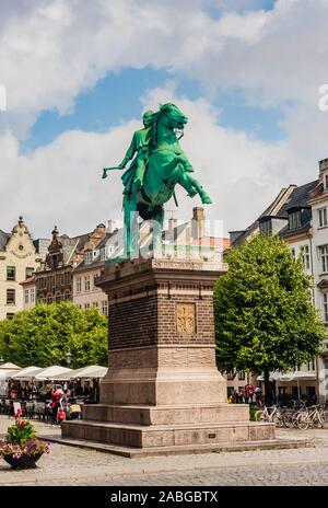 Statua di Absalon, un guerriero vescovo Cavaliere che fu il fondatore di Copenhagen, a cavallo a Hojbro Plads, Copenhagen, Danimarca Foto Stock