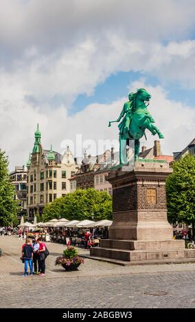 Statua di Absalon, un guerriero vescovo Cavaliere che fu il fondatore di Copenhagen, a cavallo a Hojbro Plads, Copenhagen, Danimarca Foto Stock