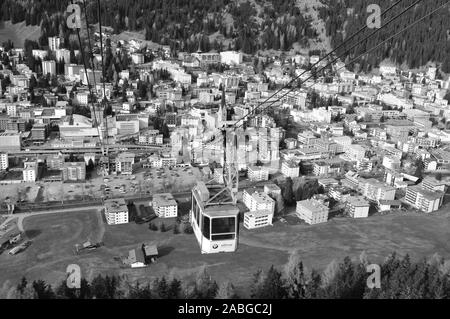 Alpi svizzere: la funivia per il Jakobshorn sopra la città di Davos nel cantone dei Grigioni Foto Stock