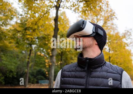 Uomo che indossa VR Virtual Reality auricolare Foto Stock