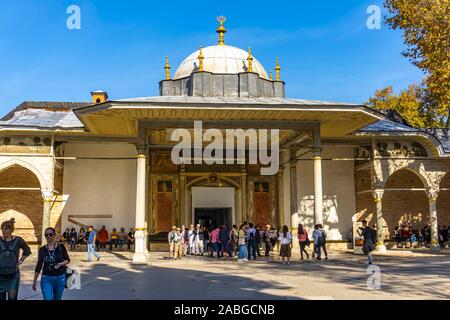 ISTANBUL, Turchia - 10 novembre 2019: le persone non identificate da gate di Felicity presso il Palazzo di Topkapi ad Istanbul in Turchia. Nel XV secolo, il palazzo di Topkapi Pala Foto Stock