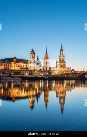 Notte skyline della città di Dresda e il fiume Elba in Sassonia, Germania. Foto Stock