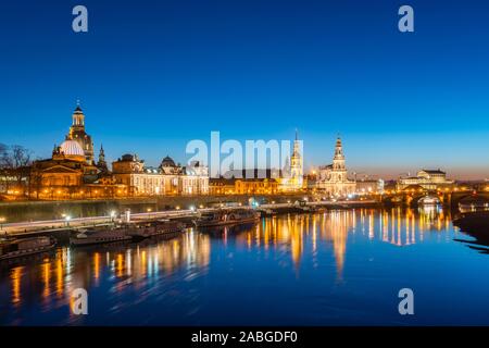 Notte skyline della città di Dresda e il fiume Elba in Sassonia, Germania. Foto Stock