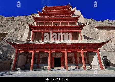 Alto portico di legno a 9 piani della grotta 96-Mogao grotte buddiste-provincia di Dunhuang-Gansu-Cina-0609 Foto Stock