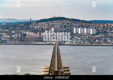 Vista sulla città di Dundee dal Tay Road Bridge in Tayside, Scotland, Regno Unito Foto Stock