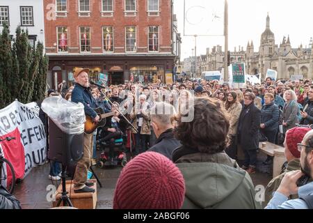 Cambridge, Regno Unito. 27 Novembre, 2019. Billy Bragg esegue una breve serie a sostegno dell'Università / UCU sciopero del personale su pensioni e pagare al di fuori di una grande chiesa di Santa Maria. CamNews / Alamy Live News Foto Stock