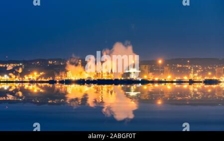 Vista notturna di Grangemouth raffineria di olio azionati da INEOS in Scozia, Regno Unito Foto Stock