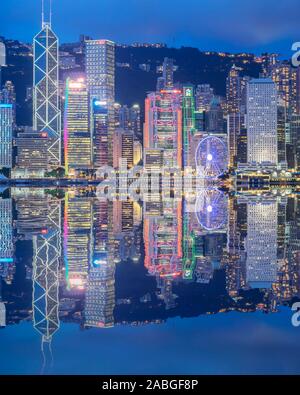 Notte skyline di grattacieli di Hong Kong da Kowloon in un giorno chiaro Foto Stock