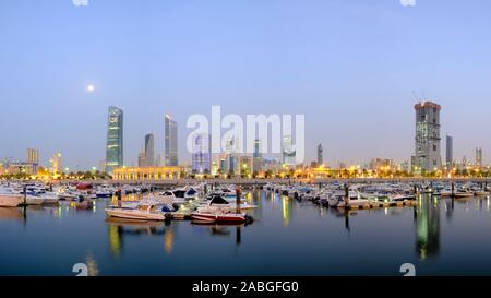 Skyline di Kuwait City dal Souq Sharq marina in Kuwait Foto Stock