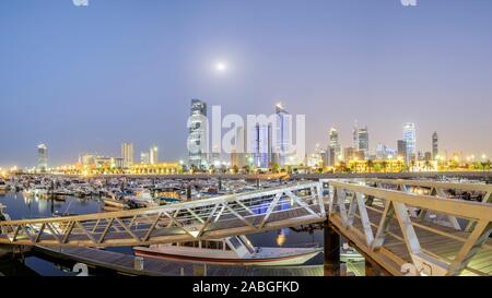 Skyline di Kuwait City da Marina al Souq Sharq in Kuwait. Foto Stock