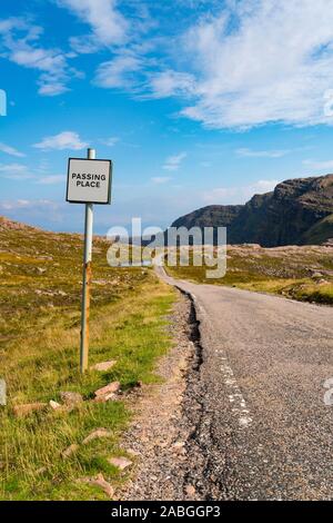 Passante posto sulla singola traccia strada alla penisola di Applecross in Scozia parte della costa del Nord 500 tourist road trip Foto Stock