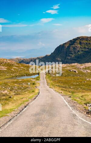 Strada a binario singolo alla Penisola di Applecross in Scozia parte della rotta turistica North Coast 500, Scozia Foto Stock