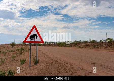 Elephant attraversamento stradale di avvertimento segno posto nel Deserto della Namibia Foto Stock
