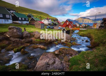 Villaggio di Gjogv su Isole Faerøer con case colorate e un ruscello Foto Stock