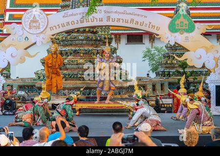 Bangkok, Tailandia - 03 Novembre 2018: prestazioni Khon, tailandese tradizionale Ramayana dramma mascherato arte per celebrare l'occasione di 230 anni di Wat Foto Stock