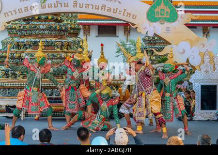 Bangkok, Tailandia - 03 Novembre 2018: prestazioni Khon, tailandese tradizionale Ramayana dramma mascherato arte per celebrare l'occasione di 230 anni di Wat Foto Stock