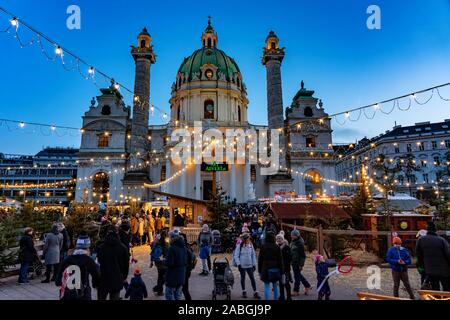 Vienna, Austria - 11.23.2019 : Arte Natale mercatino di natale a Vienna al Karsplatz con molte persone Foto Stock