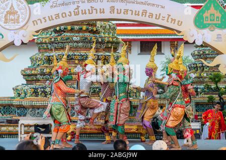 Bangkok, Tailandia - 03 Novembre 2018: prestazioni Khon, tailandese tradizionale Ramayana dramma mascherato arte per celebrare l'occasione di 230 anni di Wat Foto Stock