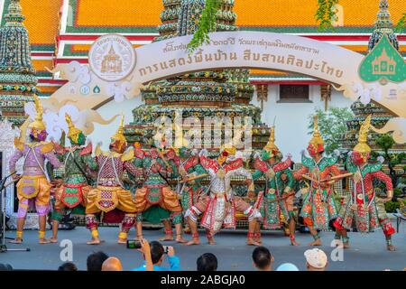 Bangkok, Tailandia - 03 Novembre 2018: prestazioni Khon, tailandese tradizionale Ramayana dramma mascherato arte per celebrare l'occasione di 230 anni di Wat Foto Stock