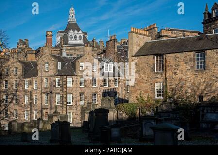 Candlemaker Row nella Cittã Vecchia di Edimburgo, visto dalla Greyfriars Kirkyard. Foto Stock