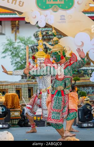 Bangkok, Tailandia - 03 Novembre 2018: prestazioni Khon, tailandese tradizionale Ramayana dramma mascherato arte per celebrare l'occasione di 230 anni di Wat Foto Stock