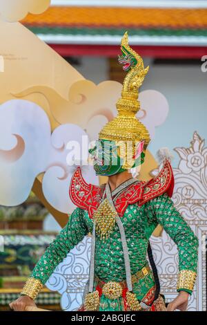 Bangkok, Tailandia - 03 Novembre 2018: prestazioni Khon, tailandese tradizionale Ramayana dramma mascherato arte per celebrare l'occasione di 230 anni di Wat Foto Stock