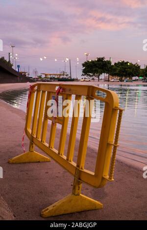 Giallo barriere in plastica accanto al lago al crepuscolo in Plaza de Espana a Santa Cruz de Tenerife, Isole Canarie, Spagna Foto Stock