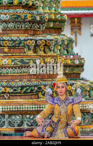 Bangkok, Tailandia - 03 Novembre 2018: prestazioni Khon, tailandese tradizionale Ramayana dramma mascherato arte per celebrare l'occasione di 230 anni di Wat Foto Stock