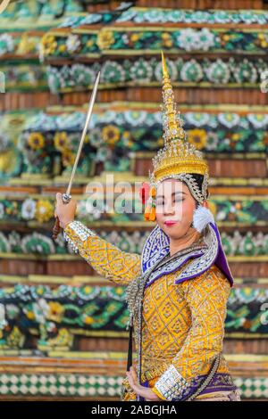 Bangkok, Tailandia - 03 Novembre 2018: prestazioni Khon, tailandese tradizionale Ramayana dramma mascherato arte per celebrare l'occasione di 230 anni di Wat Foto Stock