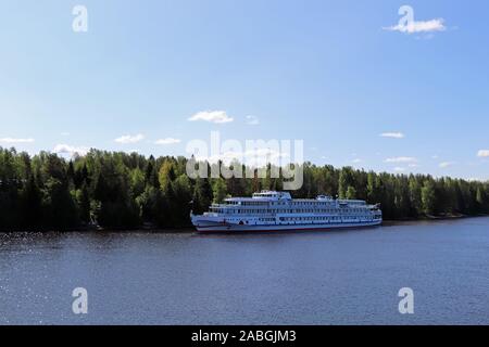 Fiume nave da crociera sul fiume Volga in Russia Foto Stock