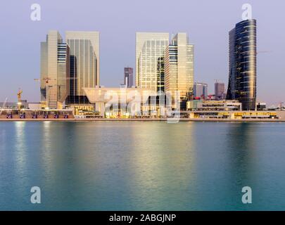 Vista del nuovo Sowwah Square e il nuovo quartiere finanziario di Al Maryah isola in Abu Dhabi Emirati Arabi Uniti Foto Stock