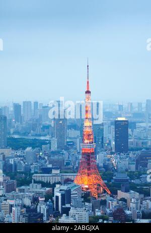 La Tokyo Tower e il paesaggio di Tokyo al tramonto Foto Stock
