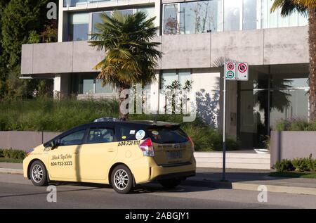 Vancouver, Canada - Ottobre 5,2019: Immagine ravvicinata di un top nero Cabs taxi è attesa per il passeggero intorno nessun segno di arresto nel centro cittadino di Vancouver Foto Stock