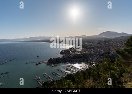 Vista di un porto e città siciliana Foto Stock