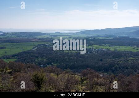 Vista da Whitbarrow attraverso la baia di Morecambe alla centrale nucleare di Heysham Powerstation Foto Stock