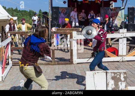 VYBORG, Russia - 27 Luglio: Sword battaglia durante la tradizionale festa medievale a luglio 27, 2019 a Vyborg, Russia Foto Stock